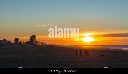 Persone che camminano sulla spiaggia di Ostenda (Ostenda) al tramonto sul Mare del Nord, Belgio. Foto Stock