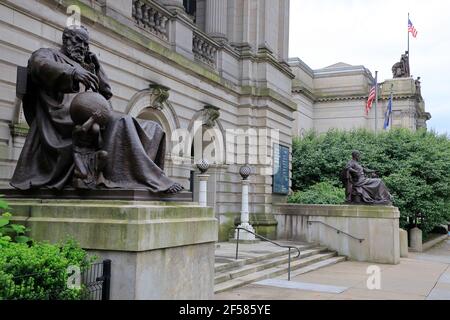 La statua di Galileo Galilei all'ingresso dei Carnegie Museums of Art and Natural History con Carnegie Music Hall a destra.Pittsburgh.Pennsylvania.USA Foto Stock