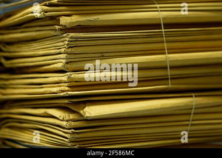 Primo piano, pile o pile di vecchie buste marroni sul desktop dell'ufficio. Foto Stock