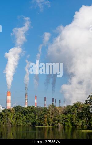 Lignite o centrali elettriche del carbone. Thailandia del Nord. (Inquinamento atmosferico, riscaldamento globale) Foto Stock