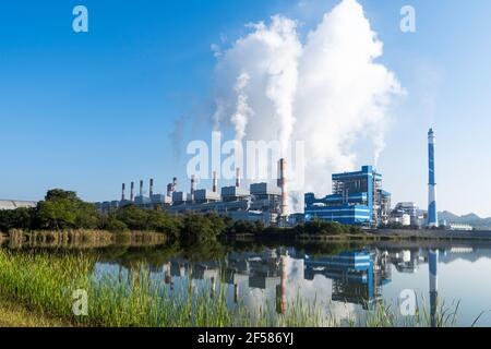 Lignite o centrali elettriche del carbone. Thailandia del Nord. (Inquinamento atmosferico, riscaldamento globale) Foto Stock