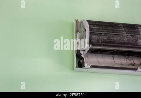I condizionatori d'aria pieni di polvere che catturano il filtro del condizionatore d'aria sono una fonte di germi. Foto Stock
