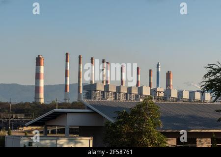 Lignite o centrali elettriche del carbone. Thailandia del Nord. (Inquinamento atmosferico, riscaldamento globale) Foto Stock