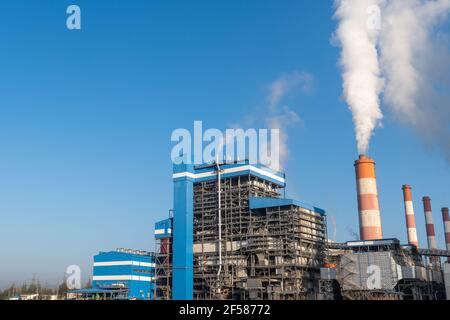 Lignite o centrali elettriche del carbone. Thailandia del Nord. (Inquinamento atmosferico, riscaldamento globale) Foto Stock