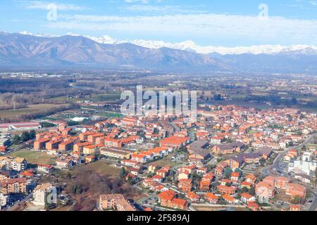 Sorvolando Venaria dalla città metropolitana di Torino . Vista aerea della periferia di Torino e delle Alpi Foto Stock