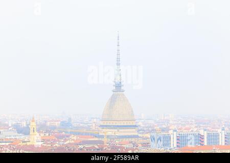 Cupola di Mole Antonelliana sul quartiere centrale di Torino . Vista dal Monte dei Cappuccini Foto Stock