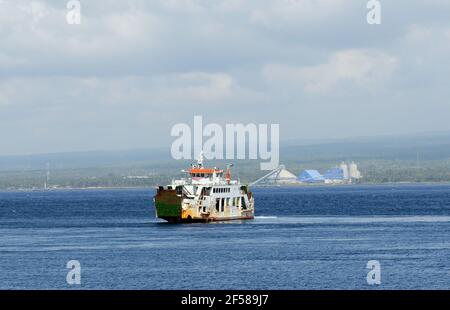 Navi che attraversano lo stretto di Bali tra le isole di Bali e Giava in Indonesia. Foto Stock