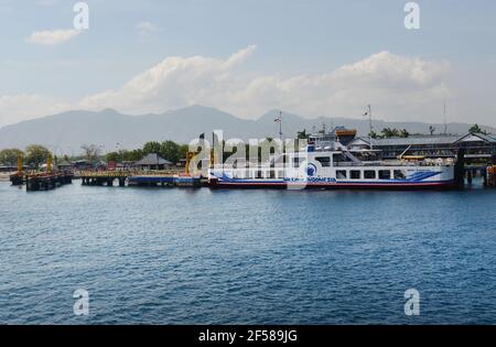 Navi che attraversano lo stretto di Bali tra le isole di Bali e Giava in Indonesia. Foto Stock