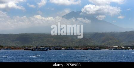 Navi che attraversano lo stretto di Bali tra le isole di Bali e Giava in Indonesia. Foto Stock