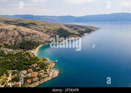 Vista aerea della costa aspra dell'isola di Krk Sul mare Adriatico in Croazia Foto Stock