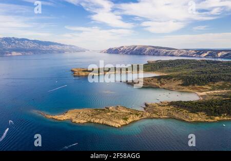 vire aereo di splendida costa con spiaggia di sabbia nella zona di Lopar dell'isola di Rab sul mare Adriatico in Dalmazia, Croazia Foto Stock