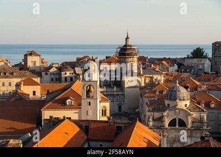 Tramonto sul tetto della famosa città vecchia di Dubrvnik In Croazia Foto Stock