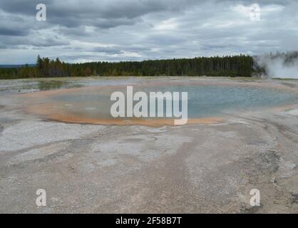 Tarda primavera nel Parco Nazionale di Yellowstone: Piscina turchese nel Gruppo Excelsior del Bacino Geyser Midway Foto Stock