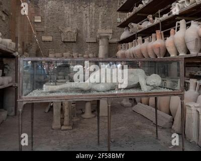 NAPOLI - 13 GIUGNO 2019: Un calco in gesso di una vittima, in una cassa di vetro, alle rovine di pompei Foto Stock