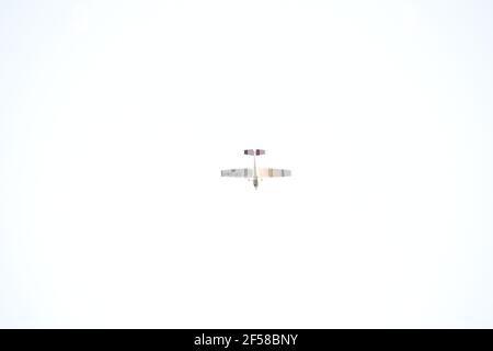 Piccoli aerei leggeri che volano in una vista dal cielo bianco chiaro Foto Stock