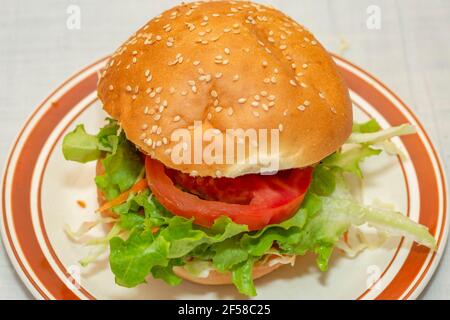Hamburger di pollo su sfondo bianco. Foto Stock