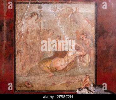 NAPOLI, ITALIA - 13 GIUGNO 2019: NAPOLI, ITALIA - GIUGNO, 13, 2019: affresco raffigurante bacco che guarda l'ariadne addormentato, nella casa dei vettii a pompei Foto Stock