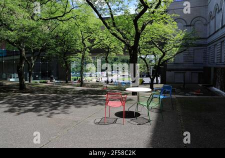 Sedie da giardino colorate e tavolo nel cortile del Carnegie Museum of Art.Oakland.Pittsburgh.Pennsylvania.USA Foto Stock