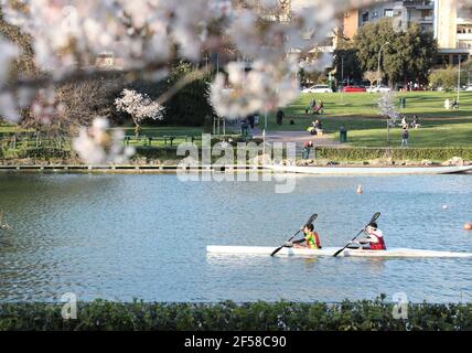 Roma, Italia. 24 Marzo 2021. Persone che girovagano in un fiume a Roma, Italia, il 24 marzo 2021. Credit: Cheng Tingting/Xinhua/Alamy Live News Foto Stock