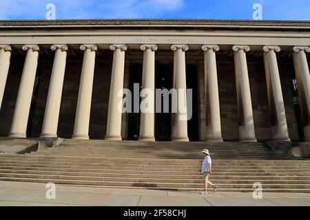 Una donna a piedi passa il Mellon Institute.Carnegie-Mellon University.Pittsburgh.Pennsylvania.USA Foto Stock