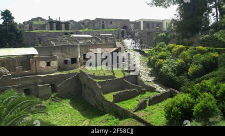 mura ed edifici in rovina visti dall'ingresso principale alle rovine di pompei vicino a napoli, italia Foto Stock