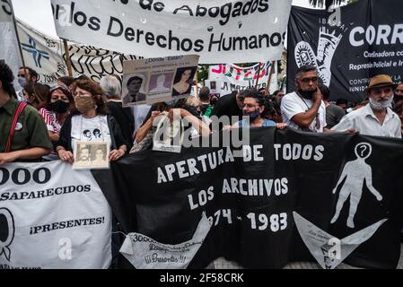 Buenos Aires, Argentina. 24 Marzo 2021. I parenti delle persone scomparse durante la dittatura hanno in mano una bandiera che chiede 'apertura di tutti gli archivi' durante la commemorazione.membri della famiglia, varie organizzazioni per i diritti umani e partiti politici protestano per commemorare le vittime della dittatura militare dopo il 45 anni di colpo di stato civile-militare in Argentina. L'evento è chiamato giorno nazionale della memoria, della verità e della giustizia. Credit: SOPA Images Limited/Alamy Live News Foto Stock