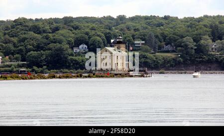 Faro di Rondout in lontananza sullo sfondo delle pendici della riva orientale del fiume Hudson, Kingston, NY, USA Foto Stock