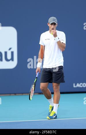 Miami Gardens, Florida, Stati Uniti. 24 Marzo 2021. Vasek Pospisil ha visto giocare il giorno 3 del Miami Open il 24 marzo 2021 all'Hard Rock Stadium a Miami Gardens, Florida persone: Vasek Pospisil Credit: Hoo Me/Media Punch/Alamy Live News Foto Stock