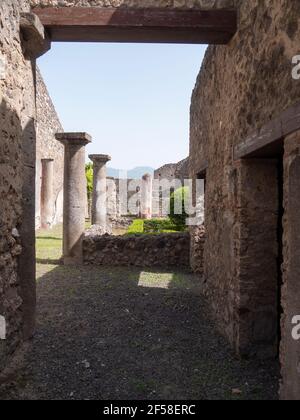 NAPOLI - 13 GIUGNO 2019: Numerose colonne antiche alle rovine di pompei Foto Stock