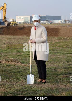 Laage, Germania. 24 Marzo 2021. Manuela Schwesig (SPD), Ministro Presidente del Meclemburgo-Pomerania occidentale, ha in mano un vortice all'inizio della costruzione del primo parco industriale europeo a CO2 zero. In precedenza, è stata ufficialmente commissionata la nuova centrale a idrogeno da 2 MW di APEX Energy Teterow GmbH. Credit: Bernd Wüstneck/dpa-Zentralbild/dpa/Alamy Live News Foto Stock