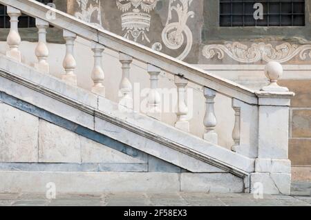 Classica ringhiera in marmo bianco all'esterno di una storica Edificio in Italia Foto Stock