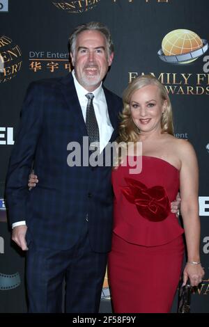 LOS ANGELES - MAR 24: George Covey, Wendi McLendon-Covey al 14° Family Film Awards all'Universal Hilton Hotel il 24 marzo 2021 a Universal Foto Stock