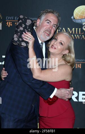 LOS ANGELES - MAR 24: George Covey, Wendi McLendon-Covey al 14° Family Film Awards all'Universal Hilton Hotel il 24 marzo 2021 a Universal Foto Stock