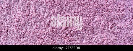 Tappeto a pelo lungo. Sfondo astratto di fibre rosa shaggy. Foto Stock
