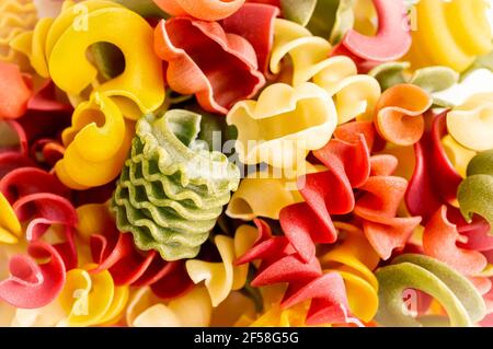 Diversi tipi di pasta assortiti. Cibo da drogheria vista dall'alto. Foto Stock