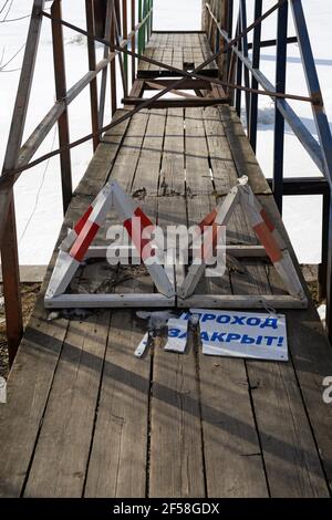 Proibire la segnaletica e la scacchiera in russo "il passaggio è vietato" all'ingresso di un ponte pedonale orientamento verticale Foto Stock