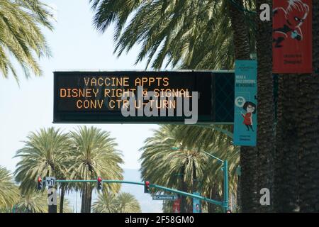 Un cartello per gli appuntamenti con i vaccini su W. Katella Ave. Presso il sito di vaccinazione di massa COVID-19 del Super Point-of-Distribution Coronavirus in un parcheggio Disneyland, Foto Stock