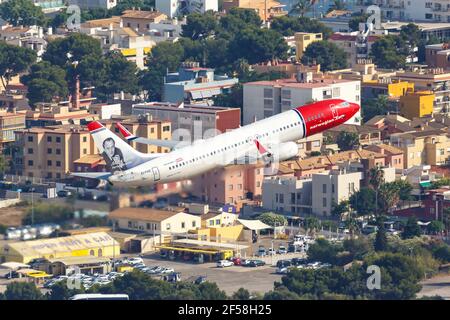 Palma de Mallorca, Spagna - 21 luglio 2018: Foto aerea di un aereo norvegese Boeing B737-800 che decolera all'aeroporto di Palma de Mallorca in Spagna. Foto Stock