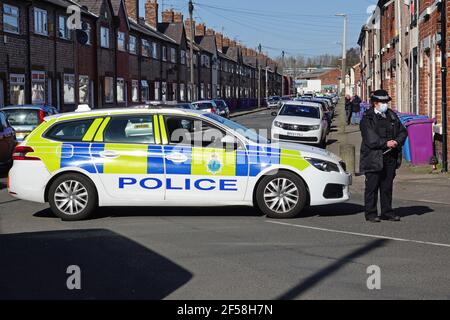 Wavertree, Liverpool, Regno Unito. 24 Marzo 2021. Tre persone sono state arrestate per sospetto di omicidio dopo che il corpo di un uomo di 57 anni è stato trovato in una casa di Bishopgate St, Wavertree. Due uomini, di 49 e 50 anni senza indirizzo fisso, e una donna, di 44 anni, sono stati presi in custodia. Credit;Ken Biggs/Alamy Live News. Foto Stock