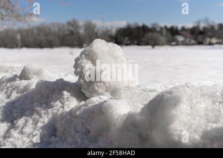 la neve si scioglie sotto i raggi della prima primavera sole Foto Stock