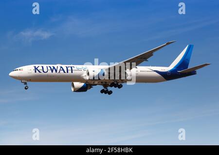 Londra, Regno Unito - 1 agosto 2018: Kuwait Airways Boeing 777 aereo Londra Heathrow aeroporto nel Regno Unito. Boeing è un aereo americano Foto Stock