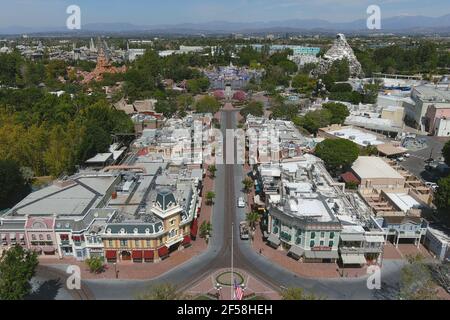 Una vista aerea di Main Street U.S.A.e Sleeping Beauty Castle a Disneyland Park, mercoledì 24 marzo 2021, ad Anaheim, Calif. Foto Stock