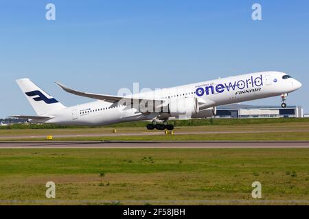 Helsinki, Finlandia - 24 maggio 2018: Un aereo Finnair Airbus A350 all'aeroporto di Helsinki (HEL) in Finlandia. Airbus è una base europea di costruttori di aeromobili Foto Stock