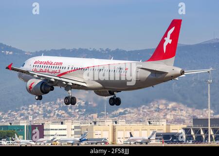 Barcellona, Spagna - 9 giugno 2018: Aereo Air Arabia Maroc Airbus A320 all'aeroporto di Barcellona (BCN) in Spagna. Airbus è un costruttore europeo di aeromobili Foto Stock