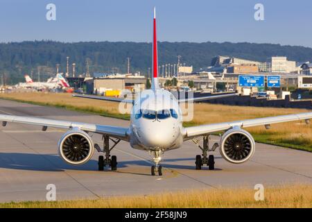 Stoccarda, Germania - 22 giugno 2018: Un aereo svizzero Airbus A220 CSeries all'aeroporto di Stoccarda (Str) in Germania. Foto Stock