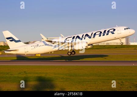 Helsinki, Finlandia - 24 maggio 2018: L'aereo Finnair Airbus A321 decollo all'aeroporto di Helsinki. Airbus è un costruttore europeo di aeromobili con sede a Tou Foto Stock