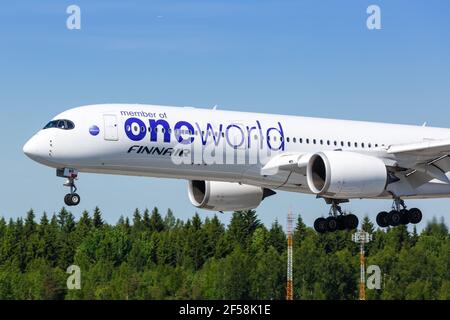 Helsinki, Finlandia - 25 maggio 2018: Volo Finnair Airbus A350 in atterraggio all'aeroporto di Helsinki. Airbus è un costruttore europeo di aeromobili con sede a Tolone Foto Stock