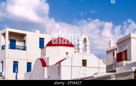 Tradizionale greco ortodossa chiesa in greco isola città. Cupola rossa, pareti bianche e campanile. Mykonos, Cicladi, Grecia. Foto Stock