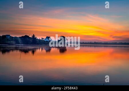 Dawn sul mare dei laghi del tè nella provincia di Gia Lai, Viet Nam Foto Stock