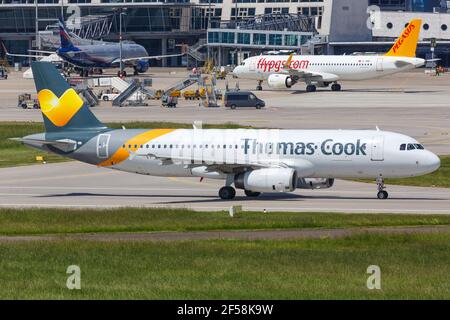 Stoccarda, Germania - 21 maggio 2018: Aereo Thomas Cook Airbus A320 all'aeroporto di Stoccarda in Germania. Airbus è un costruttore europeo di aeromobili Foto Stock